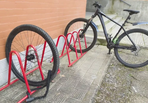 Plaga kradzieży rowerów i hulajnóg w całej Warszawie. Sprawdzamy, gdzie znikają najczęściej