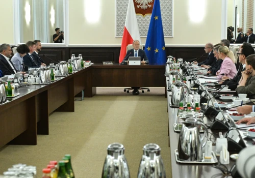 Rząd wraca do podatku od nadzwyczajnych zysków firm paliwowych