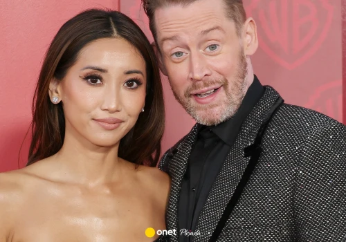 Macaulay Culkin na gali przed rozdaniem Emmy. Towarzyszyła mu matka jego dzieci