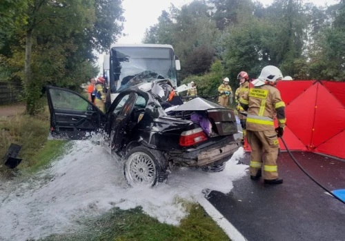 19-letni kierowca wbił się w autobus i zginął z pasażerami. Kierowca, którego wyprzedzał, coś zauważył