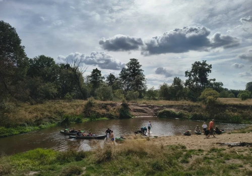 Kajaki łączą pokolenia. Parafialny spływ w Kokotku