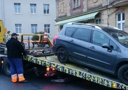 ZDMK naliczył 596 zł za odholowanie. Nie potrafił udowodnić, kiedy ustawiono znaki