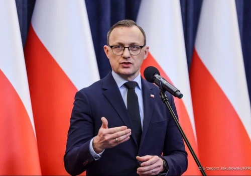 Rzecznik Nawrockiego uszczypliwie odpowiedział Sikorskiemu. „Po ludzku – współczuję”