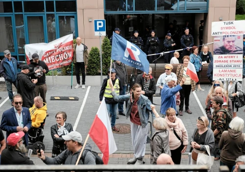 Zamieszanie w AWS. Matecki skakał przez płot, Kurowska blokuje dostęp do gabinetu rektora