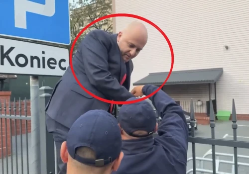 Co ona wyprawia?! Sceny pod gmachem Akademii, Matecki wisiał na płocie! „Nie dotykaj mnie”