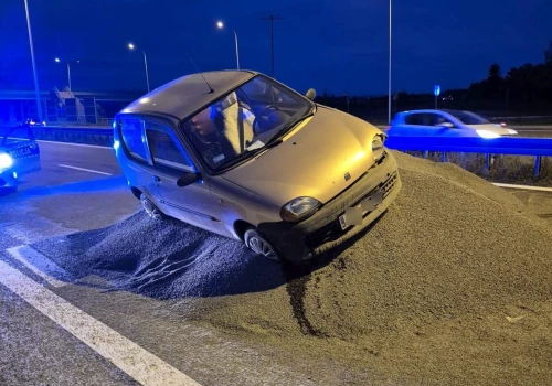 Ominął zapory i wjechał na remontowany odcinek ekspresówki. 88-latek zakończył jazdę na pryzmie żwiru