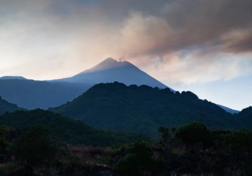 Etna nie śpi i paraliżuje ruch lotniczy. Polskie MSZ ostrzega
