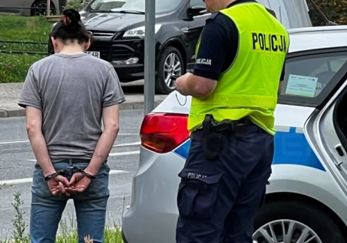 Kolizja na Targówku. Sprawczyni z 1,75 promila, po narkotykach i z narkotykami w aucie