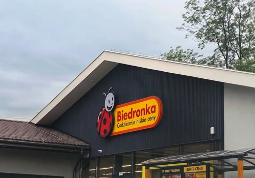 Pół miliarda kary za zmowę na rynku pracy. UOKiK uderza w Biedronkę i przewoźników