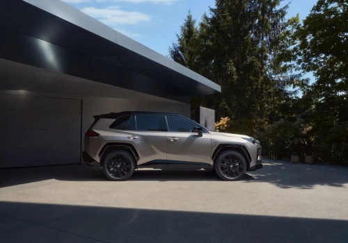 Koniec mitu o nieładowanych hybrydach PHEV. Polacy podłączają wtyczki, a nowa RAV4 zmienia zasady gry