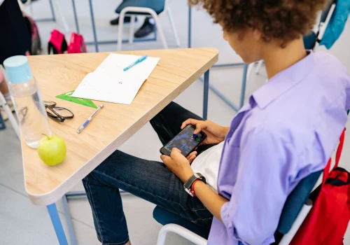 Zakaz smartfonów w szkole to początek. Ten sprzęt też trzeba zostawić w szafce