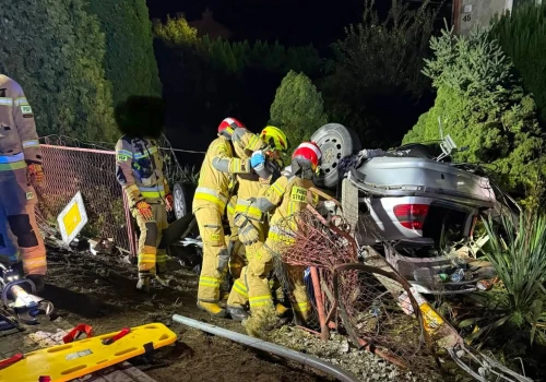 Niespokojna noc na drogach! Zakleszczone osoby w pojeździe