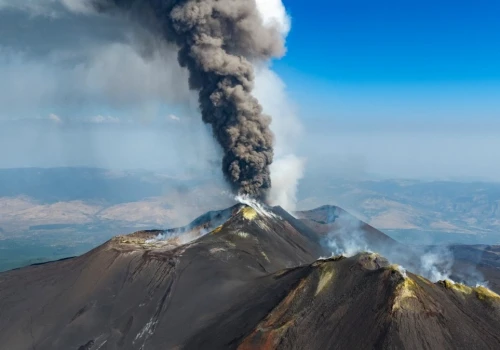 Etna paraliżuje loty na Sycylii. MSZ ostrzega podróżujących