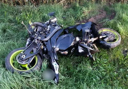 Tragiczny wypadek pod Wołominem. Motocykl zderzył się z koparkoładowarką. Jedna osoba nie żyje