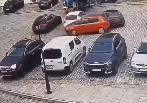 78-latka wjechała w słupek. W panice staranowała tyłem kilka aut