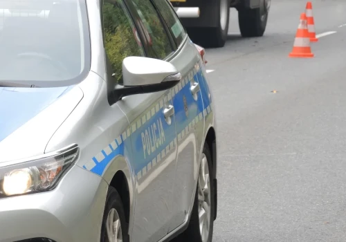 Długi korek na autostradzie A4. Ciężarówka wjechała w bariery