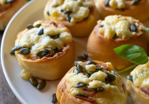 Masz gotowe ciasto na pizzę? Zrób z niego pyszne, serowe bułeczki
