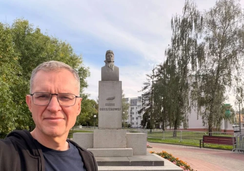 „Przytulali go i płakali”. Poczobut wraca do Polski – jak przebiegła jego wizyta na Białorusi