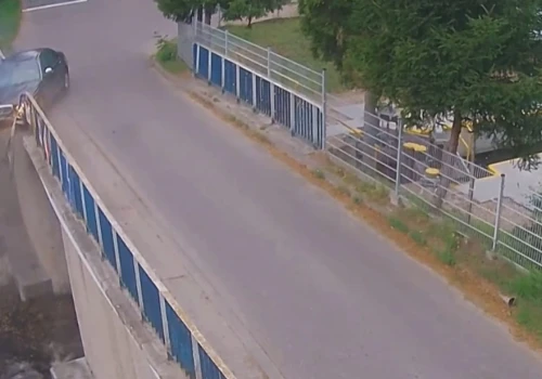 O krok od tragedii na moście. Rover częściowo zawisł nad wodą. Policjanci pokazali nagranie