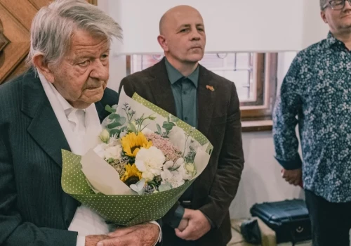 Janusz Trzebiatowski przekazał Chojnicom wyjątkowy dar. Powrót mistrza do rodzinnego domu