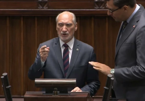 Macierewicz nagle wparował na mównicę. Czarzasty musiał go przepędzić