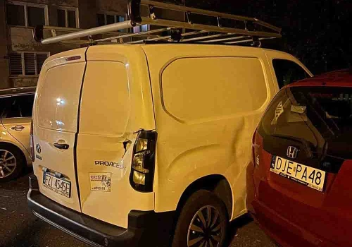 Zielona Góra. Ukradł koparkę z budowy i rozbijał nią samochody. Szuka go policja