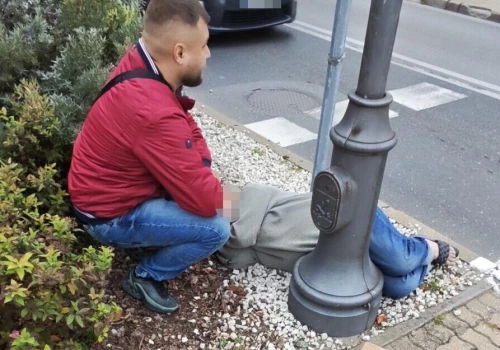 Seniorka leżała przy ruchliwej jezdni w Legionowie. Policjant zatrzymał się, gdy inni jechali dalej