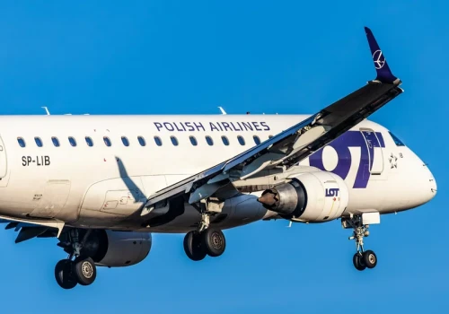 Tak oszuści podszywają się pod LOT. Turyści muszą uważać na karty