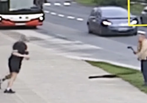 Siekiera i kij baseballowy w centrum Konina. Policja zatrzymała jedną osobę