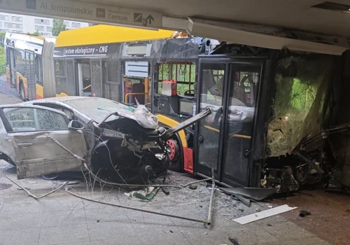 Kierowca autobusu, który taranował auta, tłumaczył się jego awarią. Ekspertyza temu zaprzeczyła