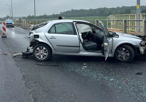 Wypadek na remontowanej DK 77. 21-latka wjechała w busa, trzy osoby w szpitalu