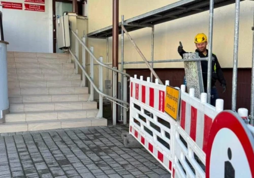 Wyłączona platforma dla niepełnosprawnych w budynku starostwa przy ul. Dąbrowskiego 12