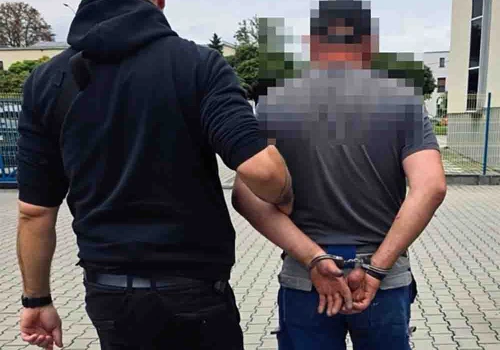 Ostrów Wlkp. Ukradł spod klubu kamizelkę, w której było 20 tys. zł