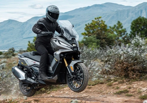 Voge SR450X wjeżdża do Polski. Dwucylindrowy skuter ADV za 29 900 zł