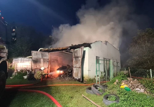 Pożar budynku gospodarczego w powiecie brzeskim. W środku przechowywano maszyny rolnicze