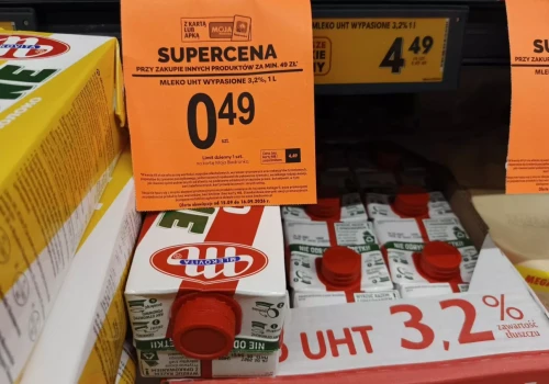 Litr mleka w sklepie za 49 groszy. Rolnicy pytają o granice wojny cenowej