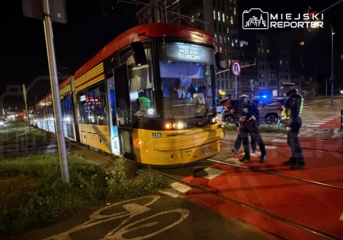 Kobieta wtargnęła pod tramwaj we Włochach. Była pod składem. W ciężkim stanie trafiła do szpitala