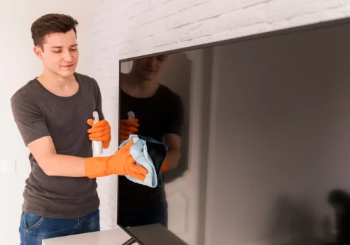 Na jedną psikam, drugą zostawiam suchą. To najlepszy patent na czysty ekran TV