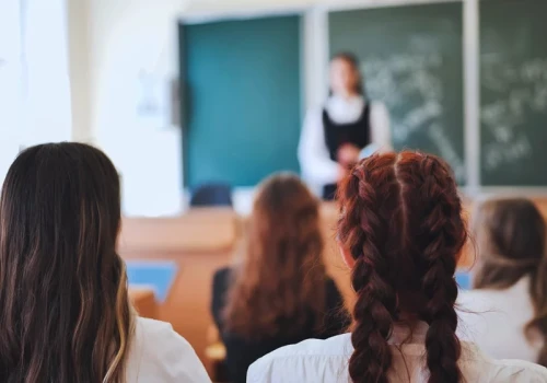 Związki zawodowe naciskały, MEN zrobiło ukłon. Nowa Karta daje nauczycielom więcej praw?