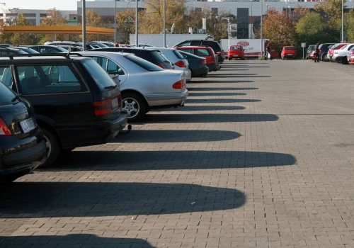 Znana sieć sklepów zamyka parkingi dla samochodów elektrycznych. Sieć wskazuje dwa powody