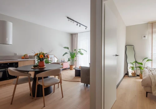 40 metrów kwadratowych i dwa mocne kolory. Tak Decoroom urządziło mieszkanie we Wrocławiu