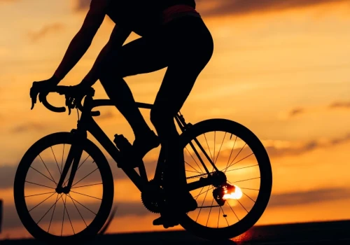 Rower, hulajnoga i motorower po zmroku. Co naprawdę decyduje o widoczności jednośladu?