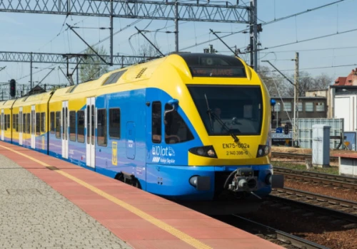 Problemy pasażerów kolei w Śląskiem. Awaria urządzeń i odwołane pociągi