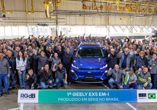 Renault Geely rozpoczyna produkcję modelu EX5 EM-i. Pierwszy egzemplarz zjechał linii montażowej