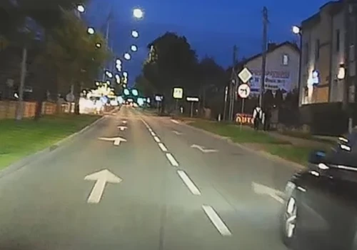 Wieczorny rajd pod prąd na hulajnogach. Beztroska nastolatków na ul. Sikorskiego trafiła na kamerę