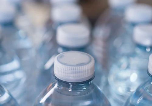 Przymocowane nakrętki to nie wszystko. Butelki PET znów się zmienią, to skutek regulacji UE