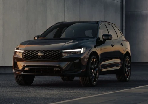 Volvo XC60 po kolejnym liftingu, nowe hybrydy plug-in przejadą do 200 km na prądzie. Mamy już polskie ceny