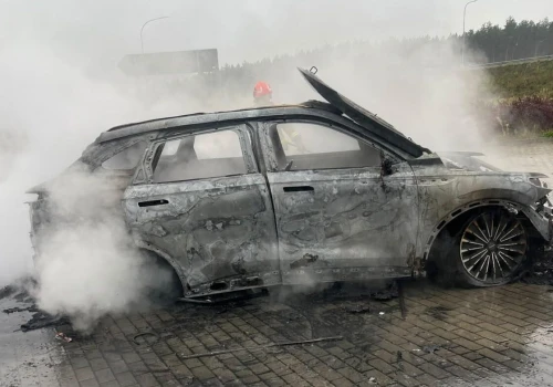 O mały włos od tragedii! Samochód z rodziną w środku nagle stanął w ogniu