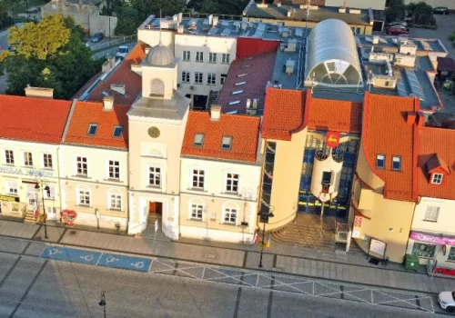 Radni zbierają się na nadzwyczajnej sesji, a w tle wiszą wnioski o wygaszenie mandatów