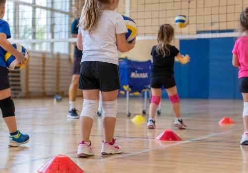 Dzieci czekały na pierwsze zajęcia sportowe. Rodzice dostali SMS, że mają o zajęciach zapomnieć